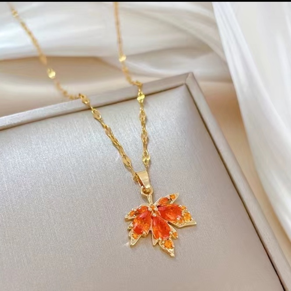 🌸 Maple Leaf Necklace